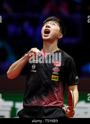 Budapest. Apr 27, 2019. Ma longue de Chine célèbre après la demi-finale du tournoi entre ma longue de Chine et son coéquipier Liang Jingkun à 2019 Championnats du Monde de Tennis de Table ITTF à Budapest, Hongrie le 27 avril 2019. Credit : Han Yan/Xinhua/Alamy Live News Banque D'Images