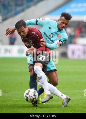 Hanovre, Allemagne. Apr 27, 2019. Hanovre 96's Nicolai Mueller (L) le dispute à Mayence, Jean-Philippe Gbamin lors d'un match de Bundesliga allemande entre Hanovre 96 et 1.FSV Mayence 05, à Hanovre, Allemagne, le 27 avril 2019. Hanovre 96 a gagné 1-0. Crédit : Kevin Voigt/Xinhua/Alamy Live News Banque D'Images