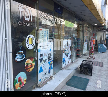 Kaboul, Afghanistan. 08Th Mar, 2019. Vue extérieure de Cafe 451 dans l'ouest de la ville. Les étudiants ont mis en place ce lieu d'offrir un refuge à des jeunes pour des conversations, des groupes d'apprentissage ou de nouvelles amitiés. Dans le 451 il y a de thé, de livres à emprunter, un punaiseur pour des messages à des amis - ou proches. Ici et dans d'autres cafés s'asseoir à côté des garçons aux filles sans être mariés - non seulement dans les provinces assez souvent pour cause de l'indignation. (Dpa 'Cool Kaboul : Les premiers cafés et les jeunes Afghans') Credit : Christine-Felice Medno/dpa/Alamy Live News Banque D'Images