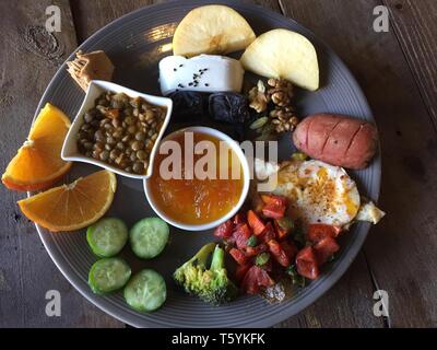 Kaboul, Afghanistan. 08Th Mar, 2019. Un petit-déjeuner simple, enregistré au Café. La nouvelle scène café à Kaboul offre aux jeunes peu d'oasis de lumière avec Internet - et un refuge pour ceux dont les vies ne sont plus propres dans le modèles traditionnels. (Dpa 'Cool Kaboul : Les premiers cafés et les jeunes Afghans') Credit : Christine-Felice Medno/dpa/Alamy Live News Banque D'Images