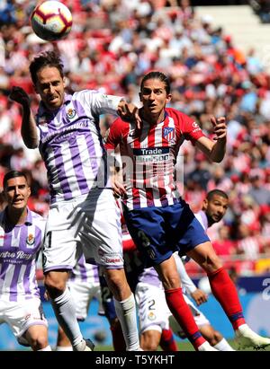 Madrid, Espagne. Apr 27, 2019. Valladolid's Michel Herrero (/L) et de l'Atlético de Madrid Filipe Luis (/R) rivalisent pour une balle aérienne au cours d'un match de football ligue espagnole entre l'Atletico de Madrid et Valladolid à Madrid, Espagne, le 27 avril 2019. L'Atletico Madrid a gagné 1-0. Crédit : Edward F. Peters/Xinhua/Alamy Live News Banque D'Images