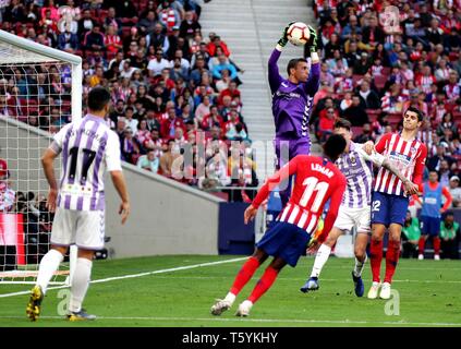 Madrid, Espagne. Apr 27, 2019. Gardien de Valladolid Jordi Masip (haut) fait une sauvegarde au cours d'un match de football ligue espagnole entre l'Atletico de Madrid et Valladolid à Madrid, Espagne, le 27 avril 2019. L'Atletico Madrid a gagné 1-0. Crédit : Edward F. Peters/Xinhua/Alamy Live News Banque D'Images