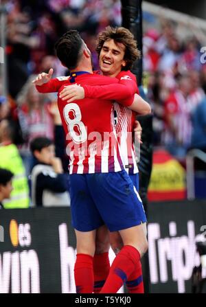 Madrid, Espagne. Apr 27, 2019. L'Atletico Madrid Antoine Griezmann (R) et Saul Niguez célébrer après avoir marqué lors d'un match de football ligue espagnole entre l'Atletico de Madrid et Valladolid à Madrid, Espagne, le 27 avril 2019. L'Atletico Madrid a gagné 1-0. Crédit : Edward F. Peters/Xinhua/Alamy Live News Banque D'Images