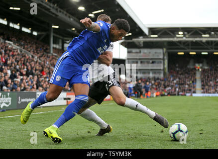 La ville de Cardiff Nathaniel Mendez-Laing (à gauche) et Fulham's Joe Bryan bataille pour la balle au cours de la Premier League match à Craven Cottage, à Londres. Banque D'Images