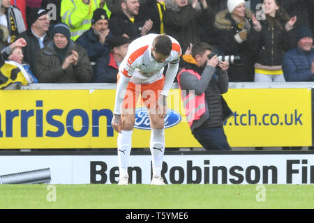 Le capitaine de la ville de Luton Sonny Bradley réagit comme Burton Albion's Lucas Akins célèbre marquant son deuxième but de côtés du jeu pendant le match en Ligue 1 pari du ciel au stade de Pirelli, Burton. Banque D'Images