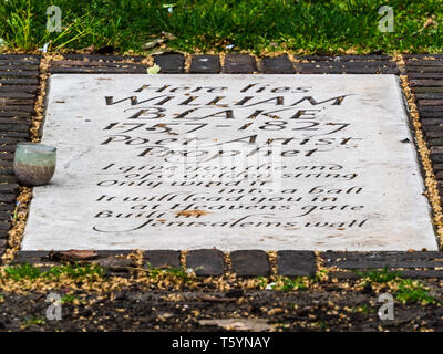 Pierre tombale marquant la tombe de William Blake à Bunhill Fields Burial Ground de Londres. En 2018, installé en pierre sculptée par Lida Cardozo, Jérusalem verset. Banque D'Images