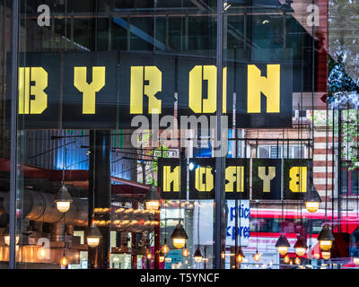 Byron hamburgers Londres - Byron Restaurant Central St Giles Londres. Byron est une chaîne de restaurants basée au Royaume-Uni qui se concentre sur les hamburgers. Fondée 2007 Banque D'Images