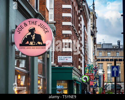 Joe et le jus Café Restaurant Sign in Old Compton Street, Soho, London, UK. Joe et le jus est une chaîne créée au Danemark. Banque D'Images