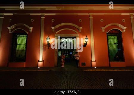 Merida, Yucatan, Mexique - 2019 : Serveurs se tiennent à la porte d'un restaurant traditionnel, à proximité du centre-ville. Banque D'Images