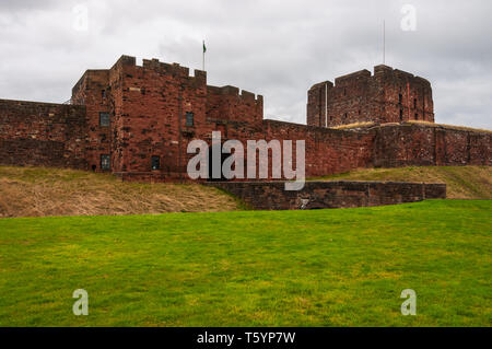Sous un ciel nuageux gris la place quatre étages en grès rouge garder leurs pairs sur l'extérieur de porte et murs rideaux, dominant les toits du château Banque D'Images