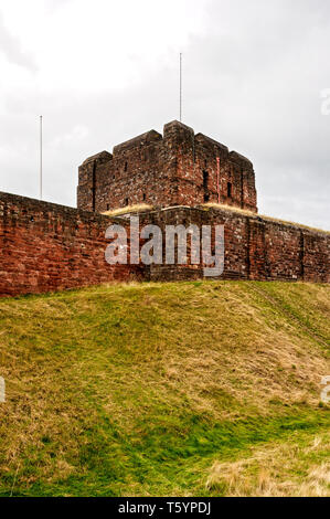 Sous un ciel nuageux gris la place quatre étages en grès rouge garder (ou grande tour) pairs sur le mur rideau dominant les toits du château Banque D'Images