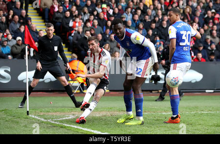 Sheffield United's Chris Basham (centre) en action au cours de la Sky Bet match de championnat Lane, Sheffield. Banque D'Images