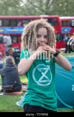 Un jeune enfant lors de la cérémonie de clôture de la rébellion Extinction manifestation le 25 avril 2019 Londres Banque D'Images