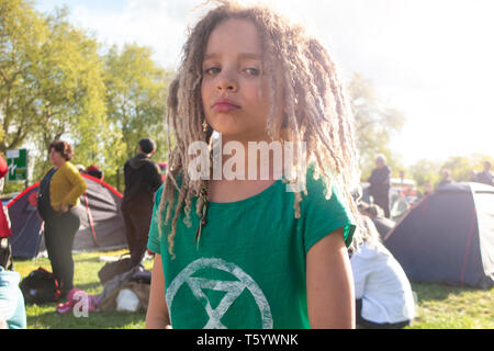 Un jeune enfant lors de la cérémonie de clôture de la rébellion Extinction manifestation le 25 avril 2019 Londres Banque D'Images