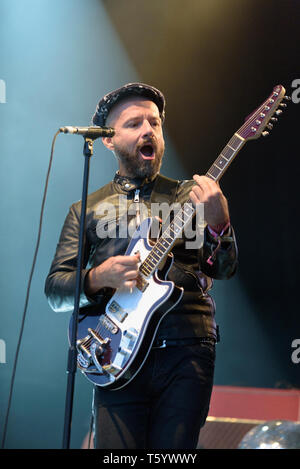 Shantel (Stefan Hantel) et l'Buccovina Club Orkestar effectuant au Festival Womad, Charlton Park, Malmesbury, England UK. Le 23 juillet 2015. Banque D'Images