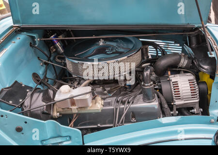 Close-up du moteur d'une voiture 1952 Ford Anglia bleu sur l'affichage d'un salon de voitures au Royaume-Uni Banque D'Images