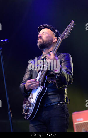 Shantel (Stefan Hantel) et l'Buccovina Club Orkestar effectuant au Festival Womad, Charlton Park, Malmesbury, England UK. Le 23 juillet 2015. Banque D'Images