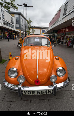 1974 Orange Volkswagen (VW) Beetle 1300 DL vintage car exposé dans un classic motor vehicle show UK Banque D'Images