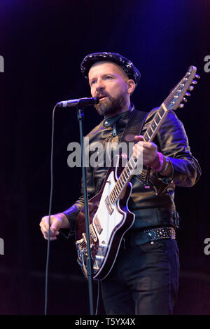 Shantel (Stefan Hantel) et l'Buccovina Club Orkestar effectuant au Festival Womad, Charlton Park, Malmesbury, England UK. Le 23 juillet 2015. Banque D'Images