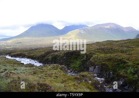 Tourbières, landes, tourbières, vallons et collines dans l'île de Skye, Écosse Banque D'Images