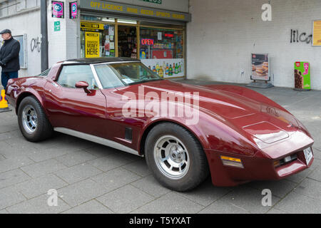 1981 Ford rouge Chevrolet Corvette voiture de sport à un véhicule à moteur classique au Royaume-Uni Banque D'Images