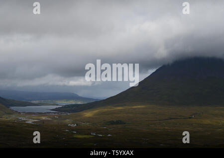 Tourbières, landes, tourbières, vallons et collines dans l'île de Skye, Écosse Banque D'Images