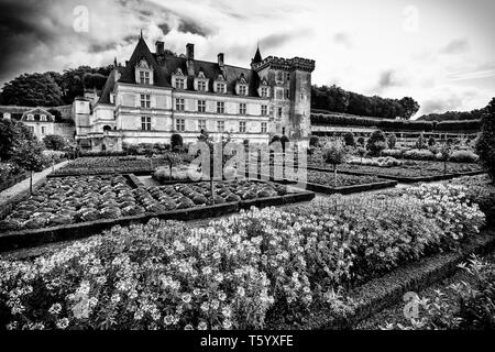 Photo en noir et blanc du château de Villandry et ses jardins en France. Banque D'Images