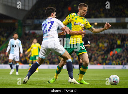 Les Blackburn Rovers' Travis Lewis (à gauche) et de la ville de Norwich Marco Stiepermann bataille pour le ballon pendant le match de championnat à Sky Bet Carrow Road, Norwich. Banque D'Images