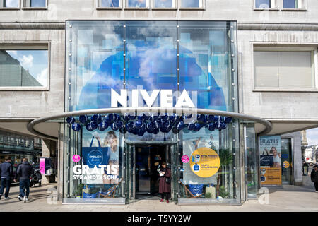 Nivea de Hamburg, Allemagne. Nivea est une marque de soins personnels qui se spécialise dans de soins du corps. Elle est la propriété de Beiersdorf AG Global. Banque D'Images