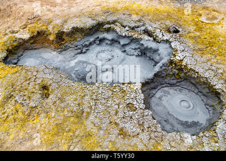 Volcan de boue ou de boue Dome au sol de Mañana (soleil du matin) les geysers à Uyuni, Bolivie Banque D'Images