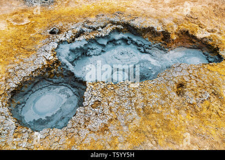 Volcan de boue ou de boue Dome au sol de Mañana (soleil du matin) les geysers à Uyuni, Bolivie Banque D'Images