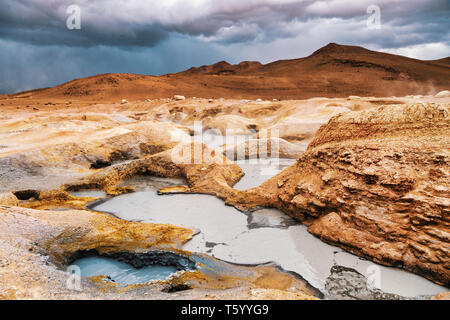 Sol de Mañana (soleil du matin) les geysers à Uyuni, Bolivie Banque D'Images