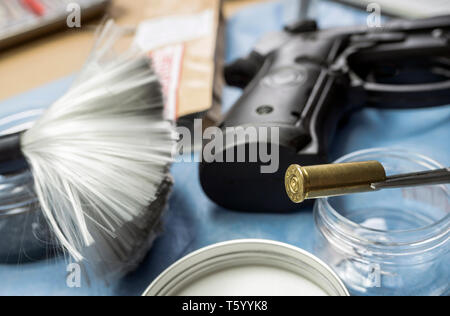 Les balles avec un fusil en laboratoire balistique, conceptual image Banque D'Images