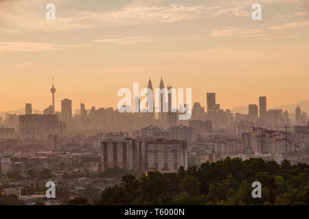 La ville de Kuala Lumpur à l'heure d'or prises d'un point de vue élevé sur le quartier des affaires de la ville et les banlieues environnantes et les collines Banque D'Images