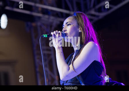 Roma, Italie. Apr 27, 2019. La chanteuse italienne Nina Zilli participe à la cinquième édition de "Pè Strada' organisé par le crédit d'urgence : Matteo Nardone/Pacific Press/Alamy Live News Banque D'Images