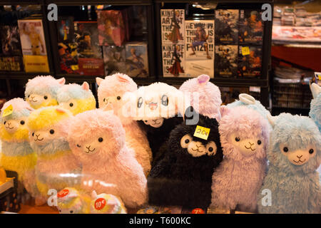 Madrid, Espagne. Apr 27, 2019. Les lamas. Credit : Jorge Gonzalez/Pacific Press/Alamy Live News Banque D'Images