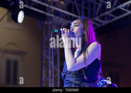 Roma, Italie. Apr 27, 2019. La chanteuse italienne Nina Zilli participe à la cinquième édition de "Pè Strada' organisé par le crédit d'urgence : Matteo Nardone/Pacific Press/Alamy Live News Banque D'Images