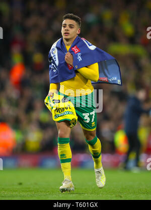 La ville de Norwich Max Aarons célèbre promotion de la Premier League après le coup de sifflet final du match de championnat à Sky Bet Carrow Road, Norwich. Banque D'Images