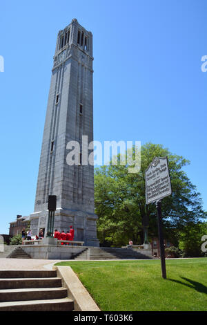 A commencé en 1921 et consacrée en 1949, le mémorial à clocher à NC State University est à la fois un point de repère et symbole de l'école. Banque D'Images