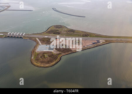 Vue aérienne de la digue Afsluitdijk néerlandais entre mer et mer des Wadden Banque D'Images
