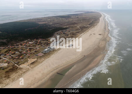 Vue aérienne de l'île néerlandaise de Vlieland avec plage qui longe la mer du Nord Banque D'Images