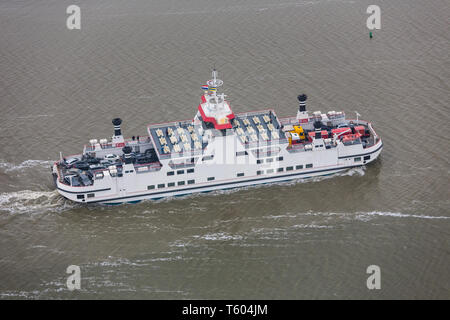 Dutch ferry boat à naviguer entre les bancs de sable de la mer des Wadden Banque D'Images