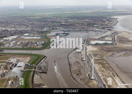 Vue aérienne Dutch Harbor Delfzijl aux éoliennes et les usines Banque D'Images