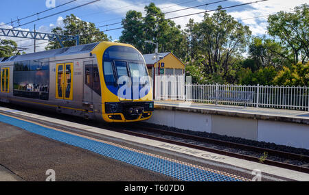 NSW, Australie, 2019 trains de banlieue australienne à plate-forme de la gare Banque D'Images