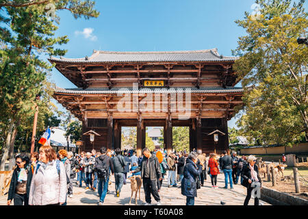 Nara, Japon - 4 Avril, 2019 : Nandaimon porte de Temple Todai-ji et gens de tourisme Banque D'Images