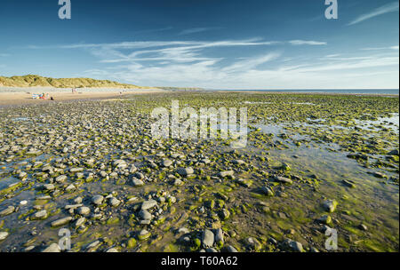 Plage de galets à marée basse dans la région de scenic Ynyslas Beach au Pays de Galles.UK Banque D'Images