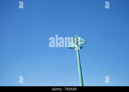 Épi de métal vert propre contre ciel bleu sur Ynyslas Beach au Pays de Galles, Royaume-Uni Banque D'Images