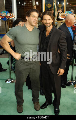 Lou Ferrigno & Eric Bana lors de la première mondiale de 'Hulk', qui a eu lieu à l'amphithéâtre à Universal à Universal Studios, Hollywood, CA. L'événement a eu lieu le mardi 17 juin 2003. Photo par : Fichier PictureLux / SBM référence #  33790 SBMPLX  : 1323 Banque D'Images