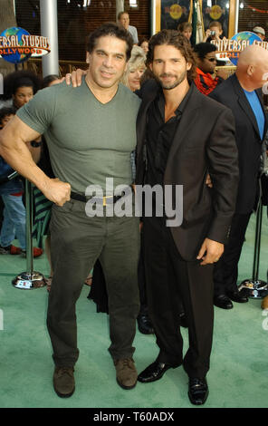 Lou Ferrigno & Eric Bana lors de la première mondiale de 'Hulk', qui a eu lieu à l'amphithéâtre à Universal à Universal Studios, Hollywood, CA. L'événement a eu lieu le mardi 17 juin 2003. Photo par : Fichier PictureLux / SBM référence #  33790 SBMPLX 1322 Banque D'Images