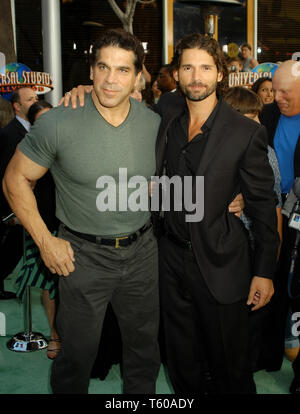 Lou Ferrigno & Eric Bana lors de la première mondiale de 'Hulk', qui a eu lieu à l'amphithéâtre à Universal à Universal Studios, Hollywood, CA. L'événement a eu lieu le mardi 17 juin 2003. Photo par : Fichier PictureLux / SBM référence #  33790 1321 SBMPLX Banque D'Images